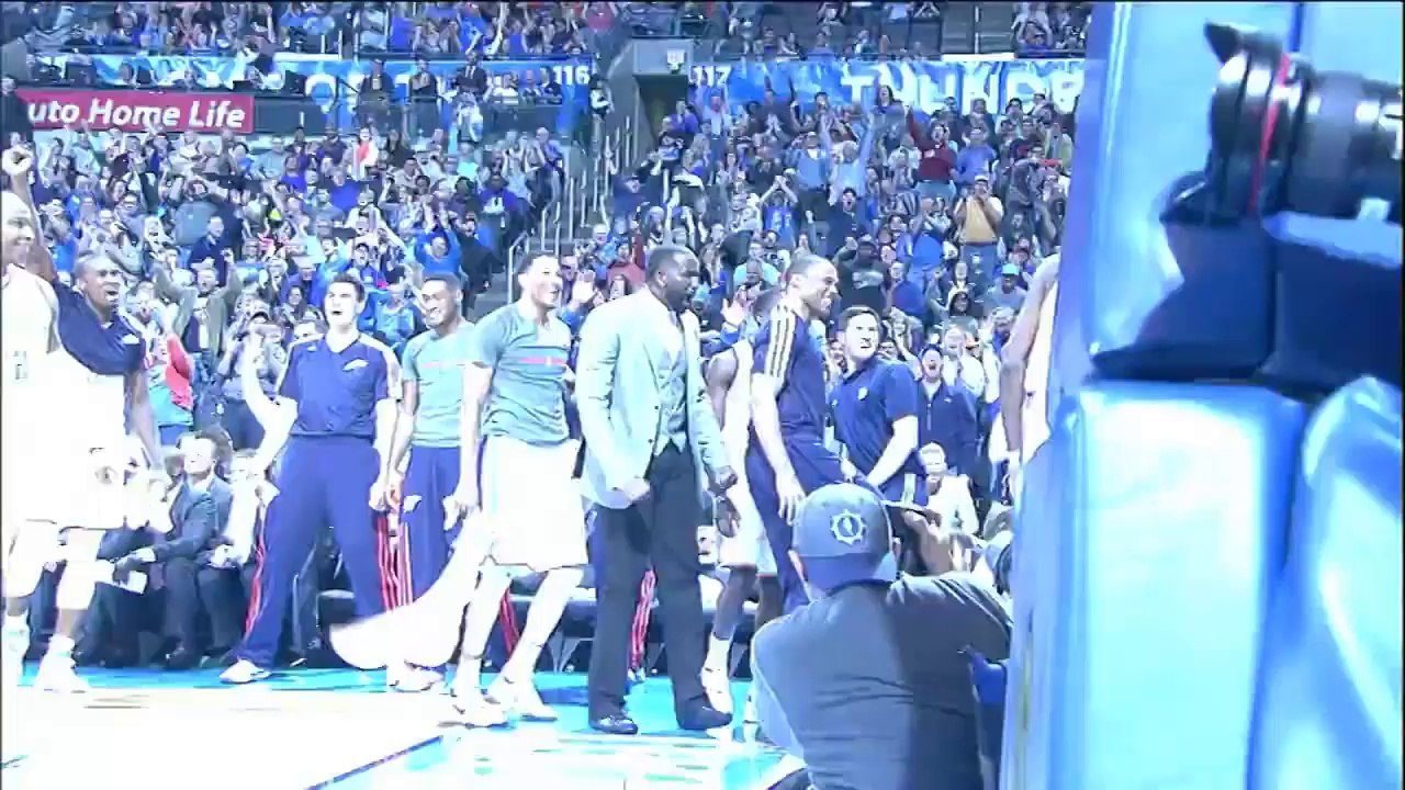 Kevin Durant ridiculise Darrell Arthur avec ses dribbles et enchaîne sur And 1