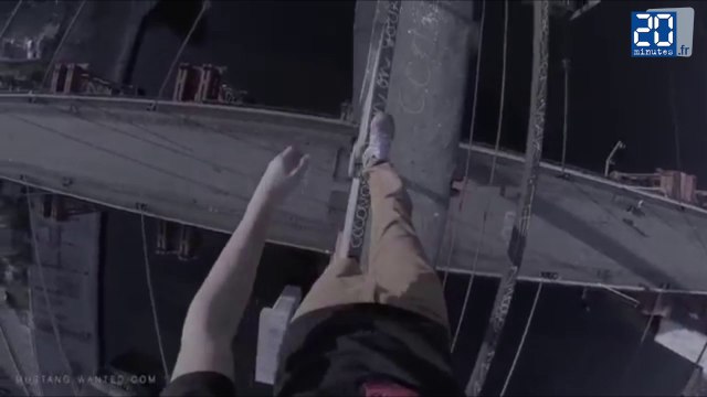 Il marche au-dessus du vide sans protection