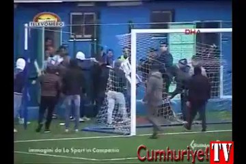 Futbolcu ve taraftarlar kavga etti, polis seyretti