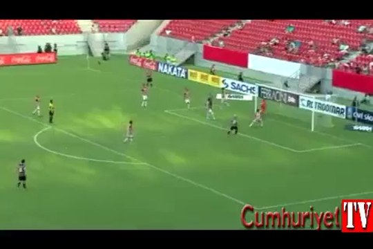 Kendi kalesine öyle bir gol attı ki...