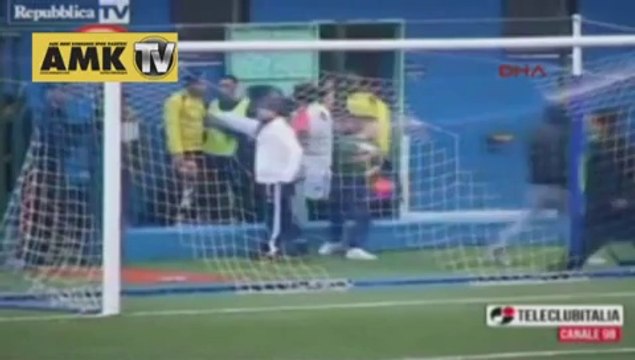 Futbolcu ve taraftar kavga etti polis seyretti