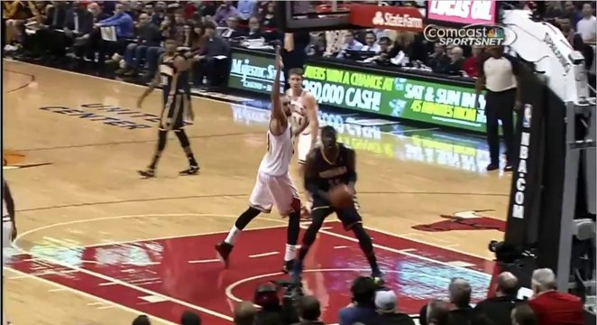 Le flopping de Roy Hibbert, touché par Joakim Noah