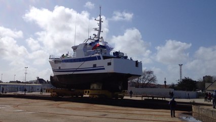 Mise à l'eau du premier palangrier