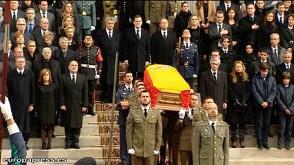 Miles de ciudadanos despiden a Suárez del Congreso