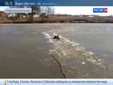 Rusya’da duyarlı vatandaş köpeği kurtarmak için buzlu gölete girdi