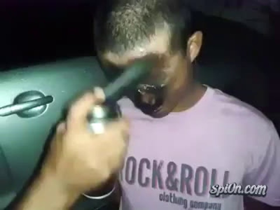 Un policier peint le visage d'un graffeur