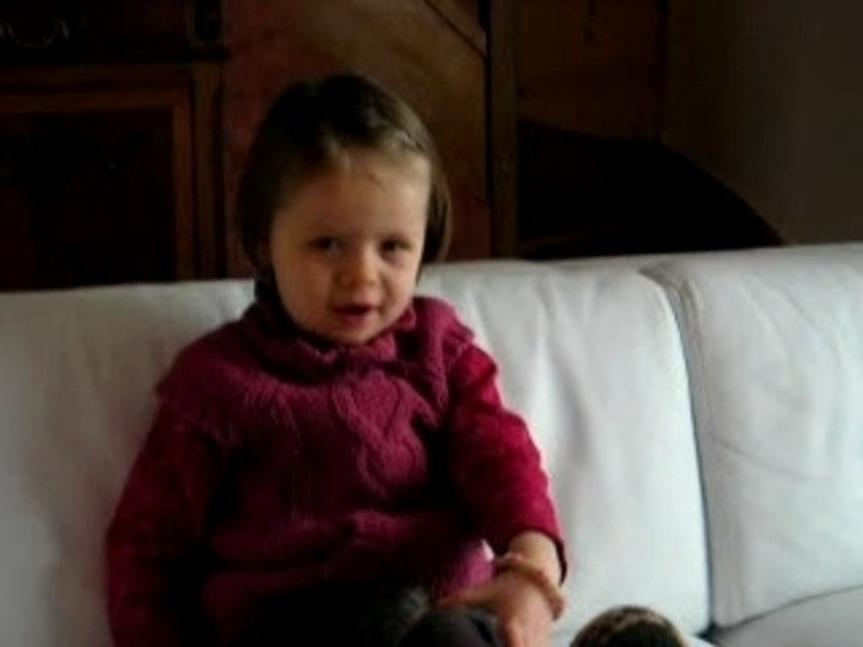 Julie chante en français pour Maman