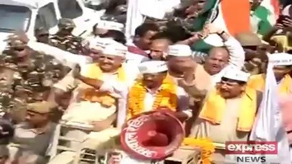 Arvind Kejriwal in the Indian city of Varanasi black ink and eggs were thrown away
