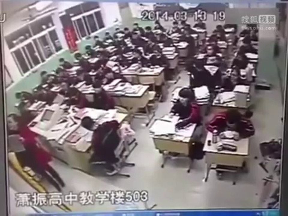 seslikod.com Derste Camdan Aşağı Atlayan cinli ogrenci sok goruntusu