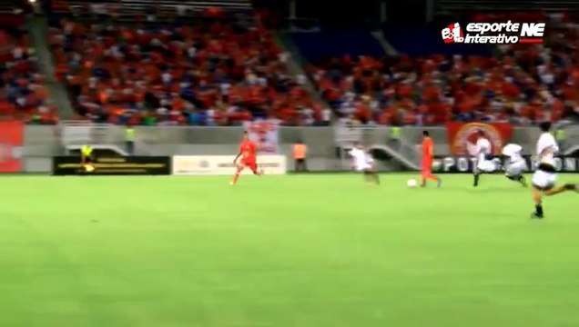 Soccer player crossing the entire field and scores! Messi style...