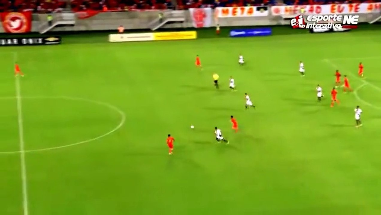 Traverser tout le terrain et marquer un but... A la Messi!