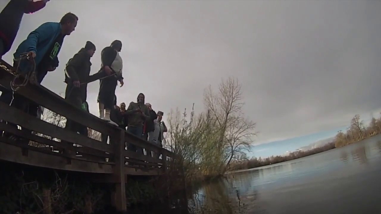 Faux saut à l'élastique dans un lac