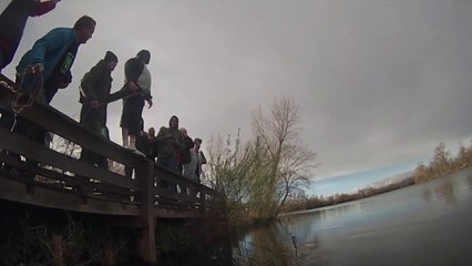 Faux saut à l'élastique dans un lac