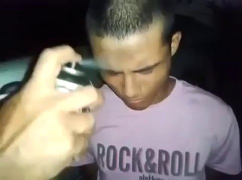 Policiers brésiliens contre tagueurs! Punition...