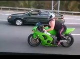 Une bien jolie fille sur sa moto.... vroummm vroummmm