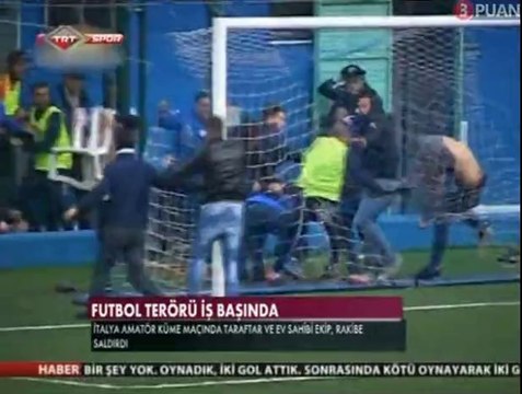 Taraftar ve futbolcular beraber rakip takım taraftarlarına saldırdı
