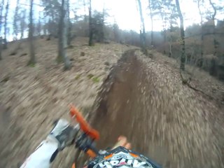 Partie en sous bois de la banderolée de Poux au guidon d'Antoine Méo