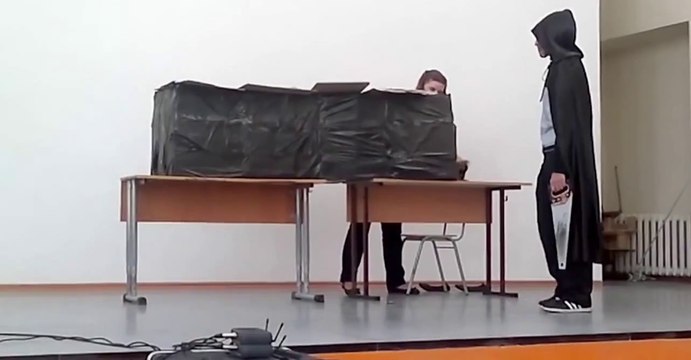 Un enfant magicien essaye de couper une fille en deux