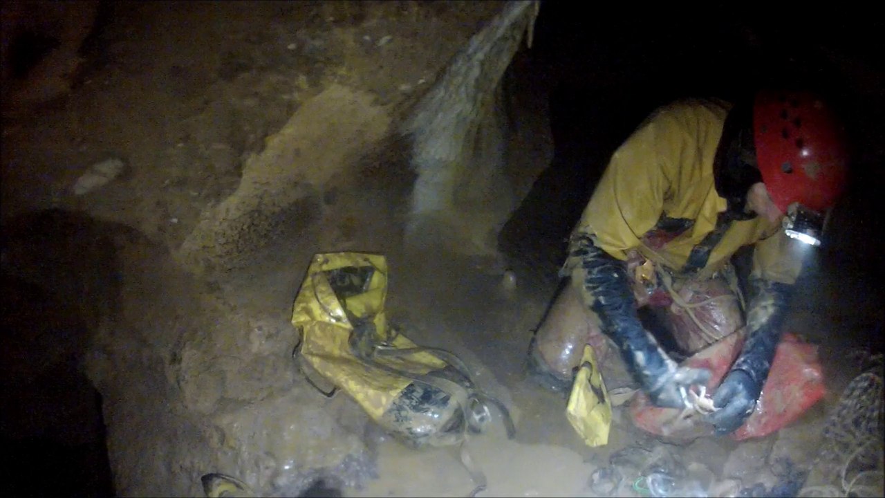 plongée au scialet des Fleurs Blanches-siphon de bois vert (Drôme)
