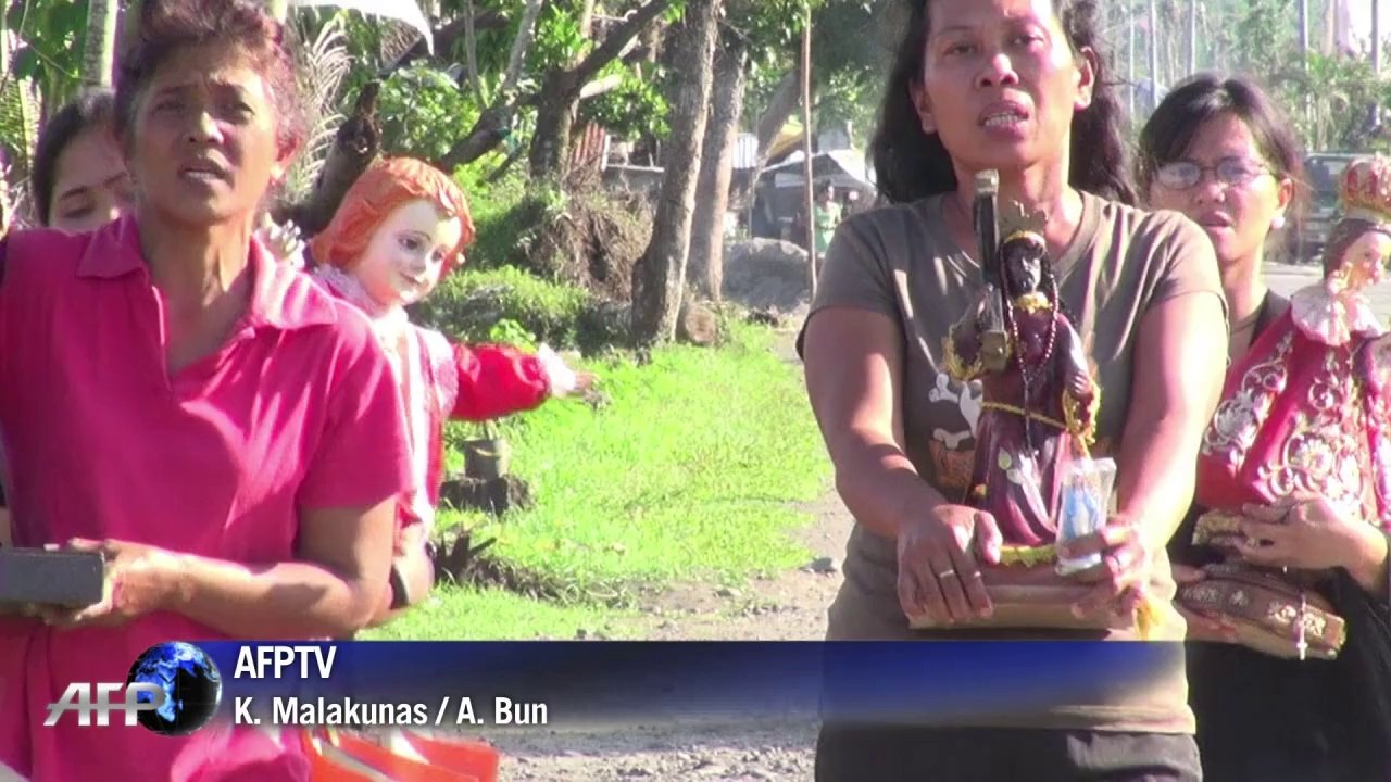 Nach taifun "haiyan": Überlebende beten unermüdlich zu gott