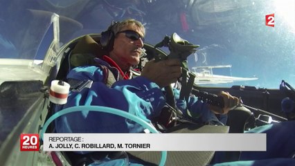 Il devient le premier pilote à survoler l'Everest en planeur