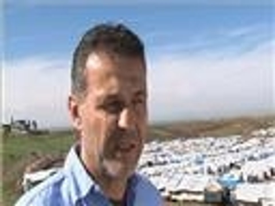 روائي أفغاني يزور مخيمات اللاجئين السوريين بالعراق