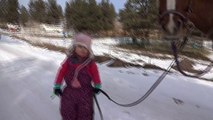 Une petite fille dirige son cheval... Trop mignon!