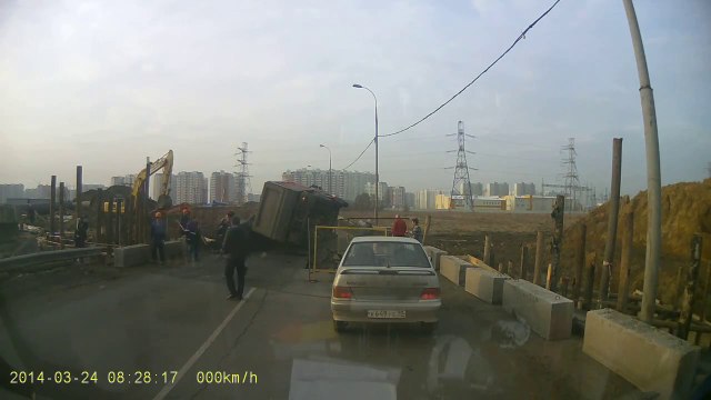 Une voiture se fait écraser par un camion
