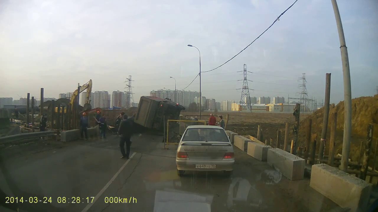 Une voiture se fait écraser par un camion
