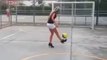 Une fille joue au foot avec des talons... La classe!