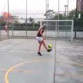 Une fille joue au foot avec des talons... La classe!