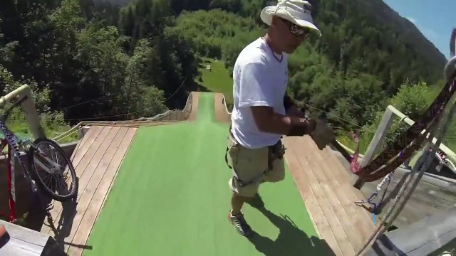 Saut à l'élastique en BMX... Dingue!