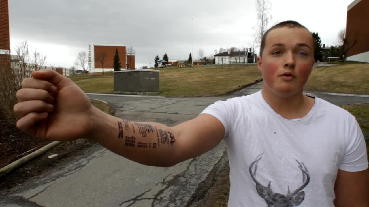 Tatouage d'un ticket de caisse McDo sur le bras