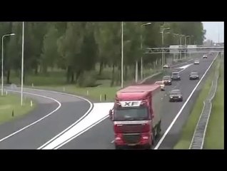 Policier en moto écrasé sur l'autoroute par une voiture!
