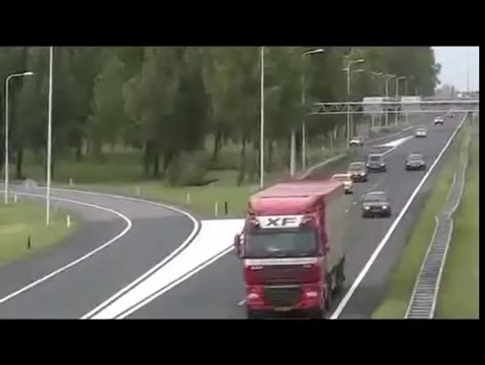 Policier en moto écrasé sur l'autoroute par une voiture!