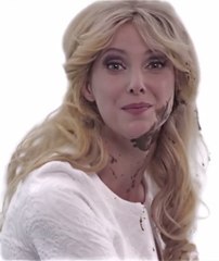 Le retour de "La minute blonde" : elle se fait asperger de caca !