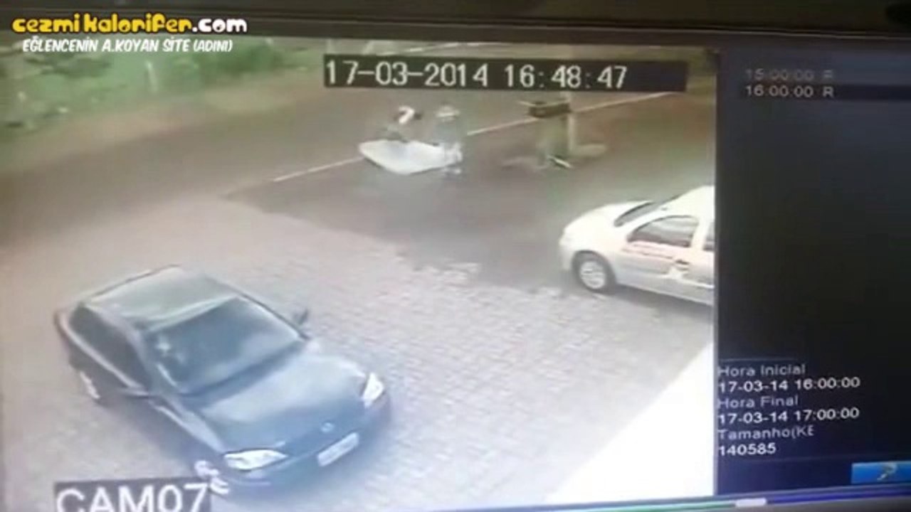 Kendisine Çarpan Kamyonetten Düşen Sünger İle Kazayı Ucuz Atlatmak
