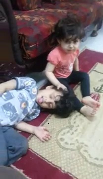 Une Petite Fille Croit Que Son Frère Est Mort