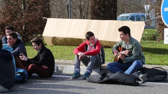 Les élèves du lycée Pierre Gilles de Gennes en colère
