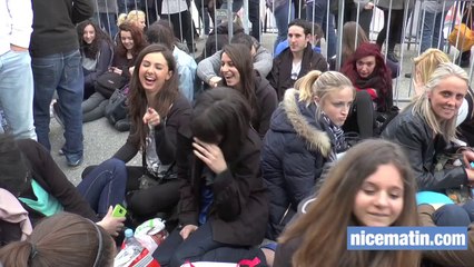 Les fans chantent Stromae avant son concert