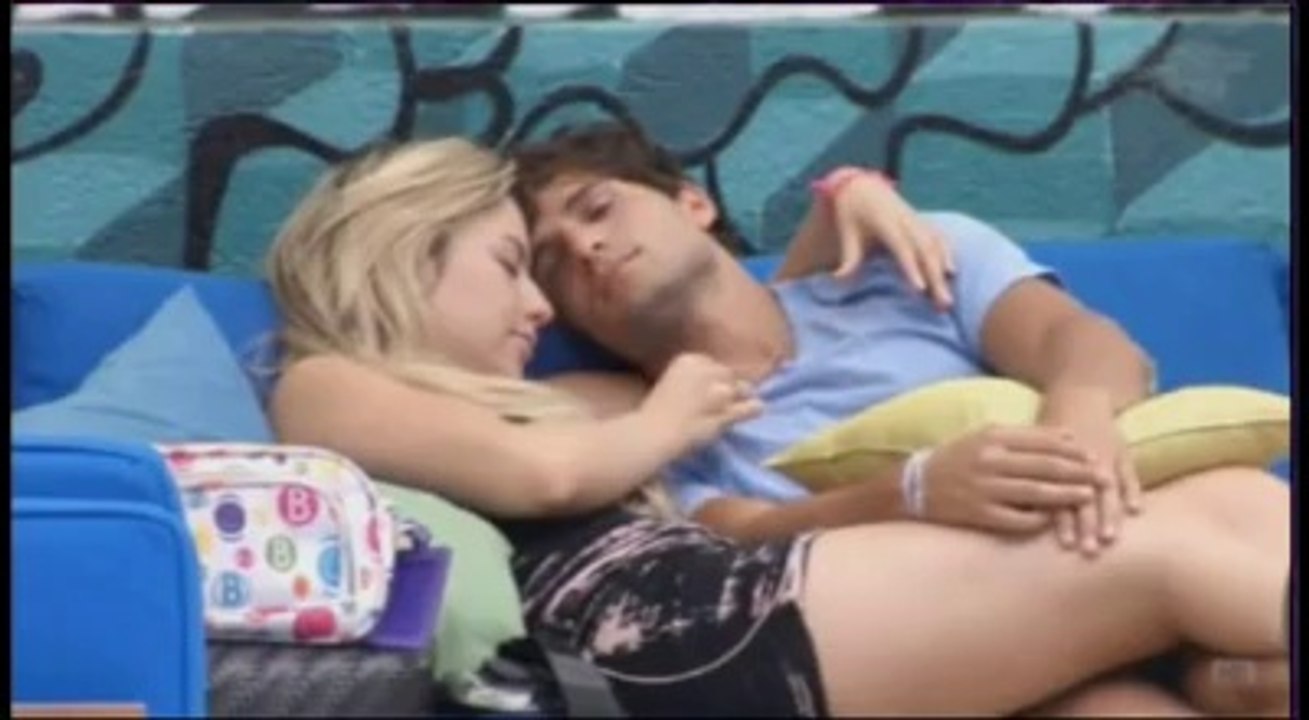18.03   Manha no sofa da piscina   (Parte  1)