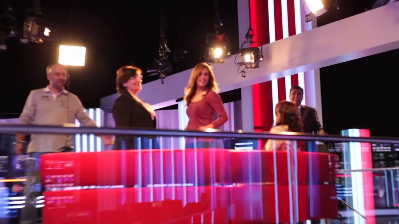 والدة مذيع تفاجئه على الهواء! TV Presenter's Mo...