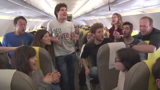 TV3 - Gira dels guanyadors d' Oh happy day - Deudeveu entona el Quan tot s'enlaira a l'avió
