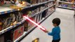 Un enfant détruit un magasin avec un Sabre Laser! Le fils de Luke!