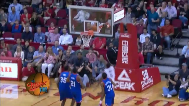 Terrence Jones ridiculise la défense des Sixers avec un coast-to-coast