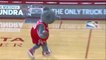 NBA - Un fan attrape un ballon dédicacé par Hakeem Olajuwon... et le donne à un gamin