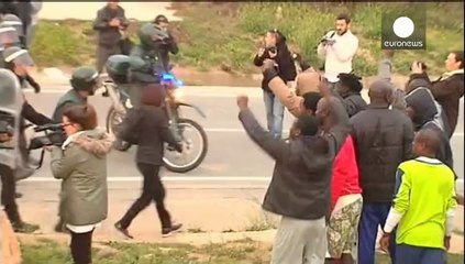 Melilla'da kaçak göçmenler dev duvarı aştı