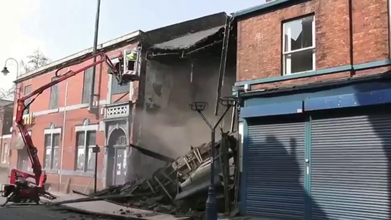 Un ouvrier détruit une maison en enlevant une seule brique
