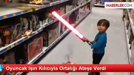 Oyuncak Işın Kılıcıyla Ortalığı Ateşe Verdi