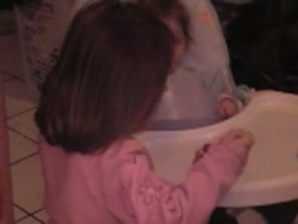 Léa donne le gouter 281206